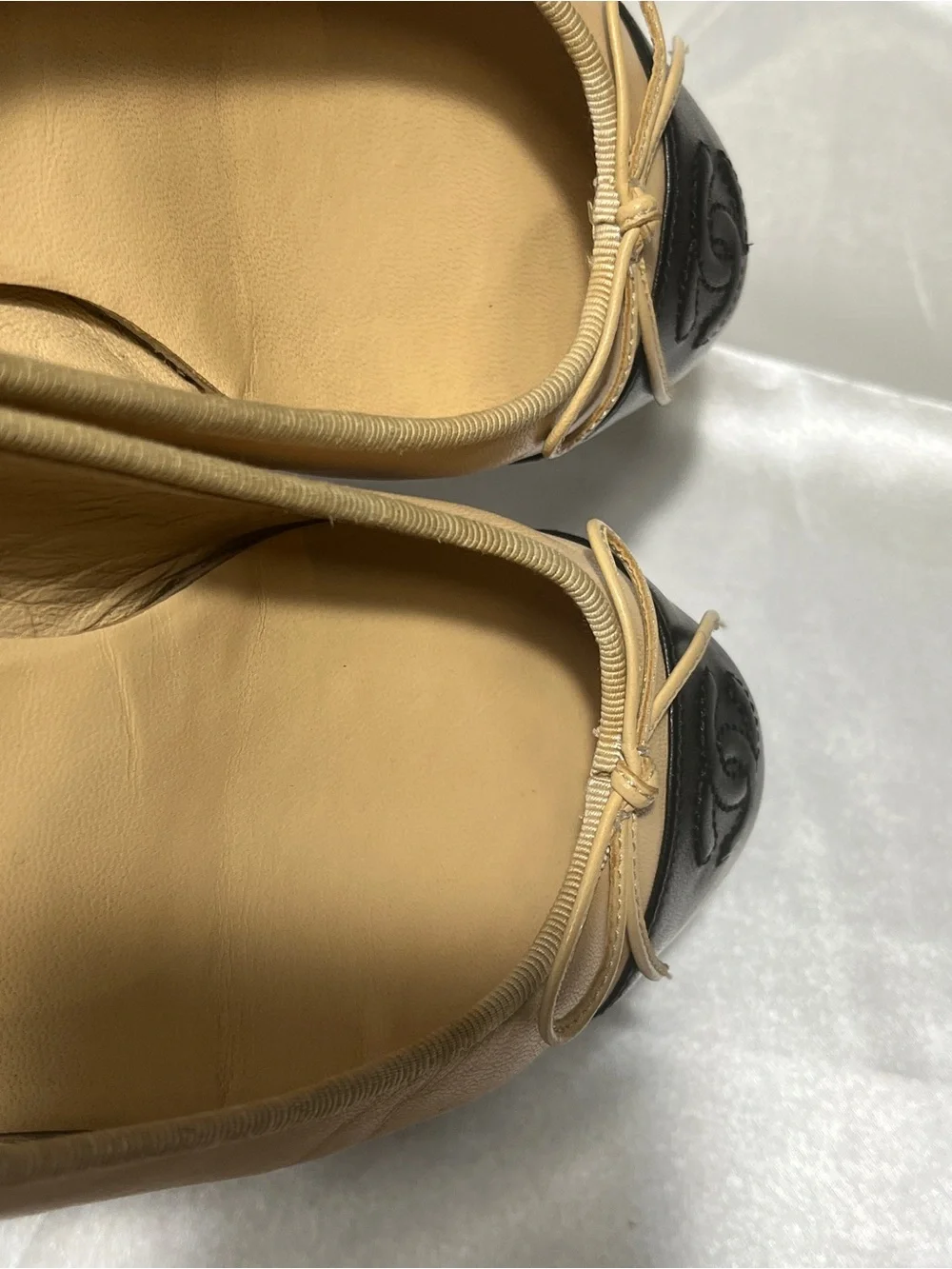 CHANEL Two-Tone Beige and Black Leather Ballet Flats with Bow
